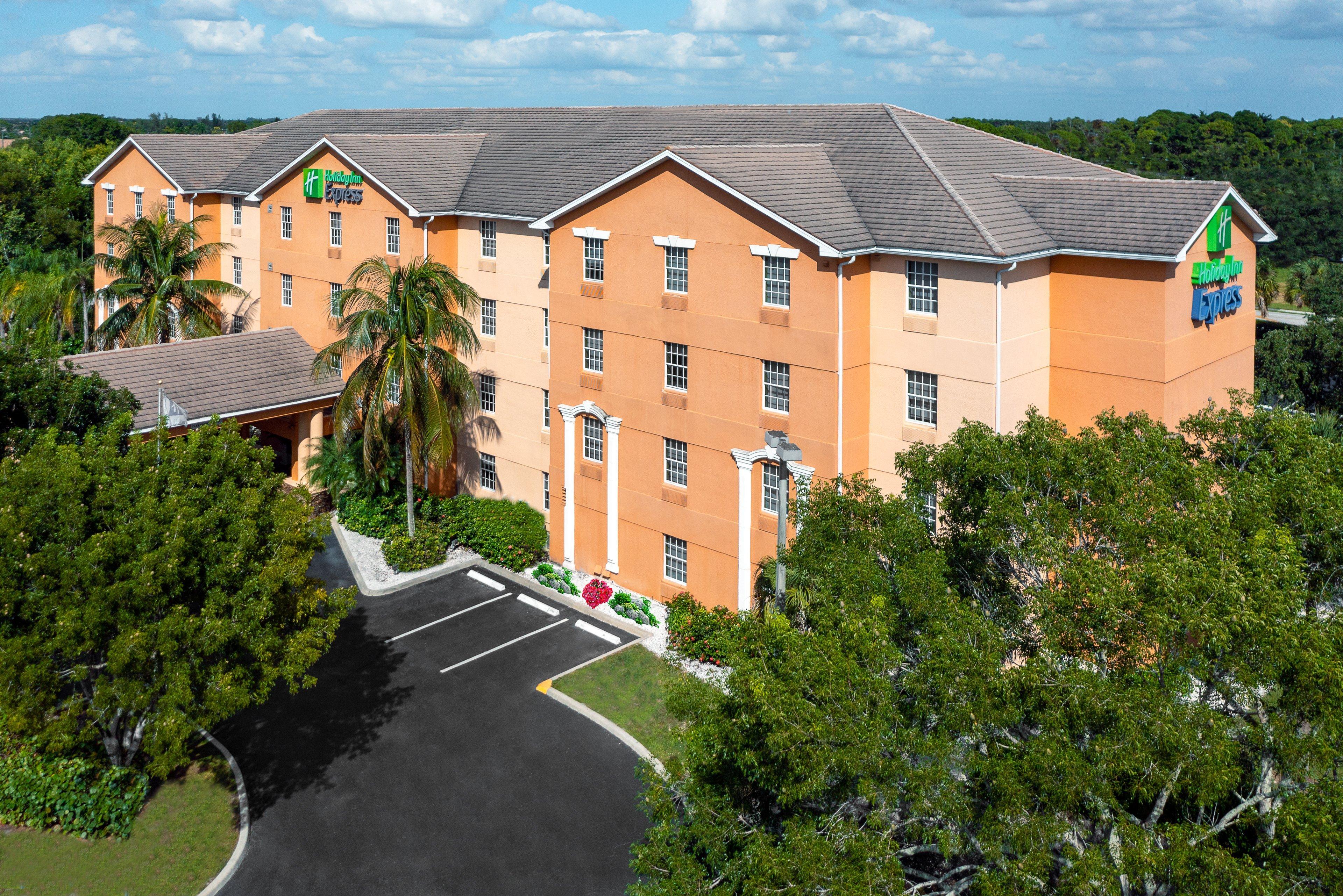 Express & Bonita Springs/naples By Ihg Hotel 3*