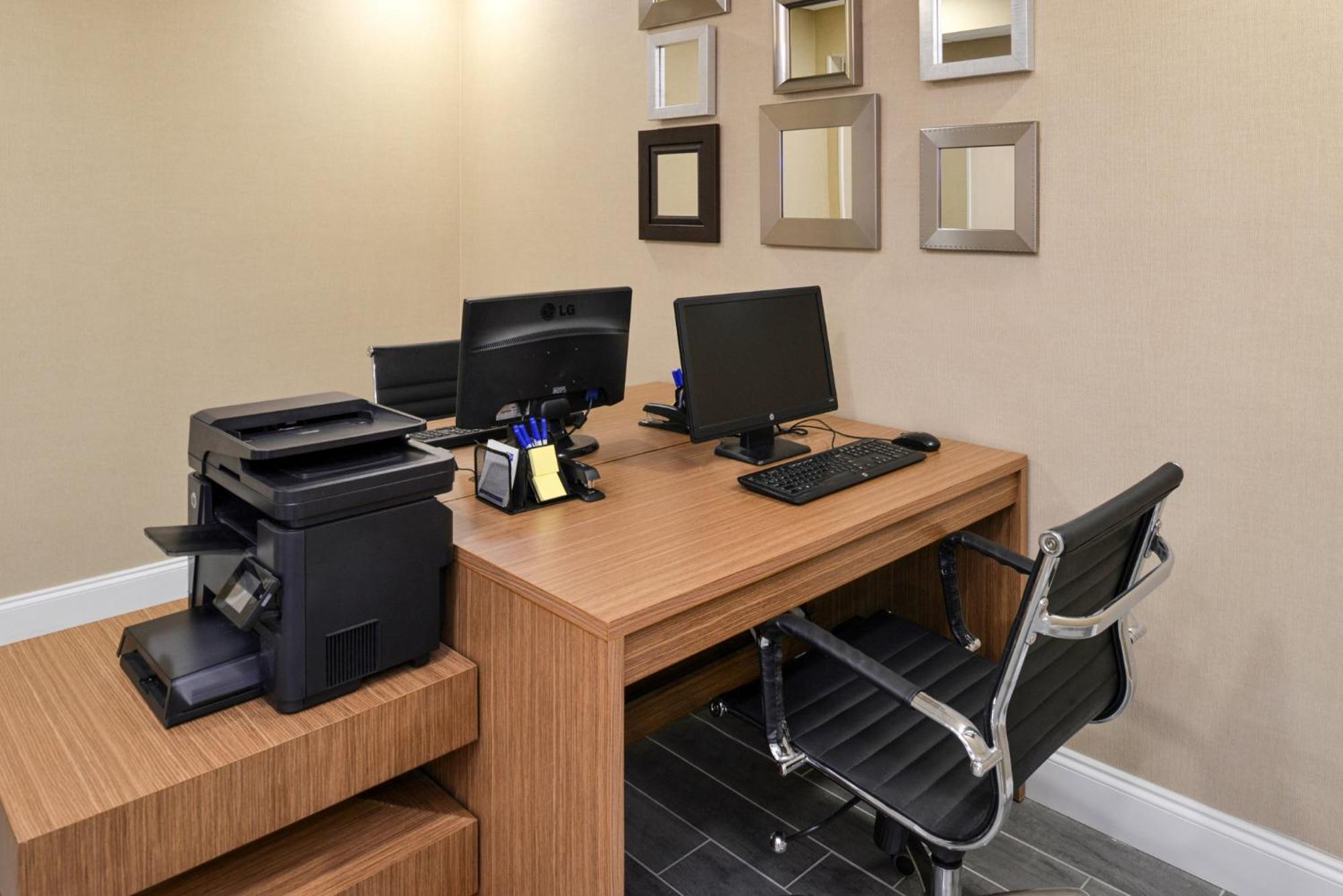 Express & Bonita Springs/naples By Ihg Hotel 3*